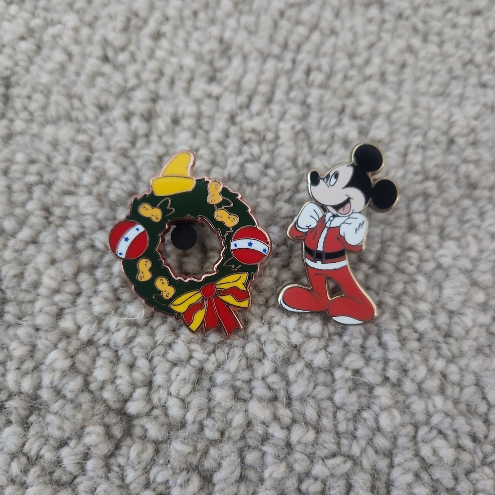 Lot Of 2 Disney Christmas Trading Pins Santa Mickey Mouse Pin Dumbo Wreath Pin